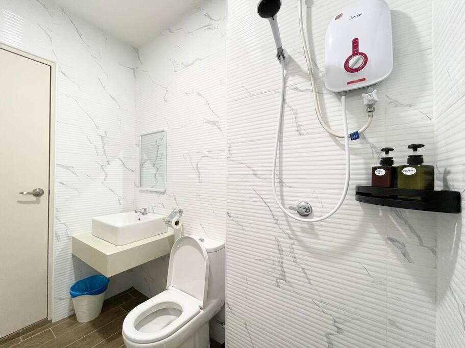 말라카 Quartz Near To Jonker Walk With Infinity Pool Cozy 3B2B 아파트 외부 사진