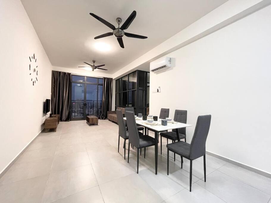 말라카 Quartz Near To Jonker Walk With Infinity Pool Cozy 3B2B 아파트 외부 사진